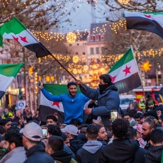 Exil-Syrer feiern auf dem Schillerplatz und der Ludwigstraße in Mainz den Sturz des Assad-Regime.