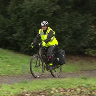 Fahrradfahrerin bei Wind und Wetter