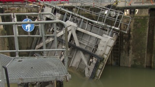 Die Schleuse bei Müden (Mosel) wurde von einem Schiff gerammt und komplett beschädigt. Hier sieht man das defekte Tor. Heute gibt es ein Krisentreffen, wie es für die Schiffe weitergeht, die wohl bis zum Ende der Reparaturarbeiten im März feststecken.