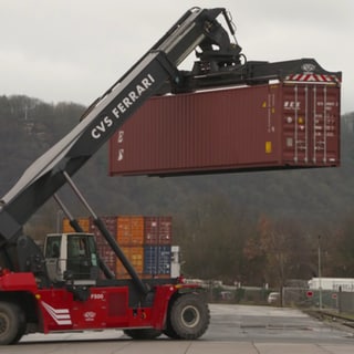 Nach der Sperrung der Mosel für die Schiffsfahrt muss der Hafen in Trier umdisponieren: Der Gütertransport wird auf Bahn und Straße verlegt.