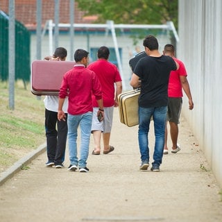 Integrationsministerin Binz rät hier lebenden Syrern zunächst davon ab, ihr Heimatland zu besuchen.