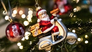 Viele Menschen haben für Weihnachten weniger Geld zur Verfügung. Doch auch mit weniger Budget kann es ein schönes Fest werden.