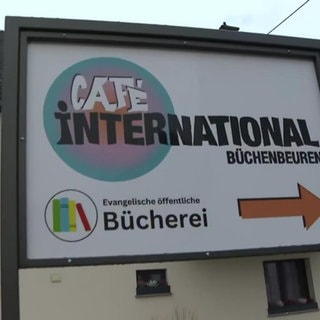 Ein Wegweiser zu einem Cafe