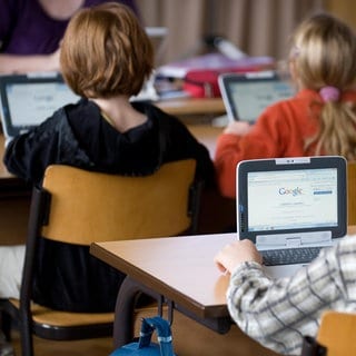 Bund und Länder haben sich auf einen neuen Digitalpakt für die Schulen geeinigt. So sollen unter anderem mehr Geräte wie Laptops angeschafft werden. 