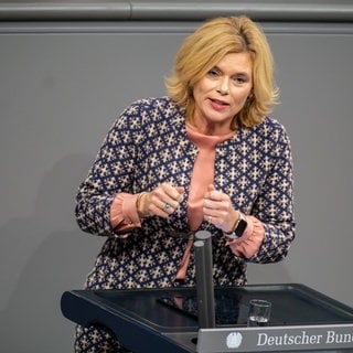 Julia Klöckner (CDU) steht im Bundestag am Rednerpult.