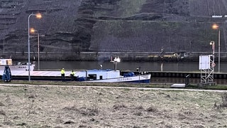 Frachtschiff vor der Moselschleuse Müden - per Notschleusung soll der Schiffsstau aufgelöst werden