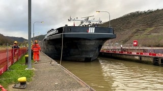 Ein Schiff wird auf der Mosel notgeschleust (Schleuse Müden).