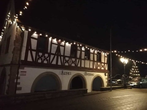 Das 1578 errichtete Alte Rathaus in Alsenz im Donnersbergkreis in der Weihnachtszeit. 