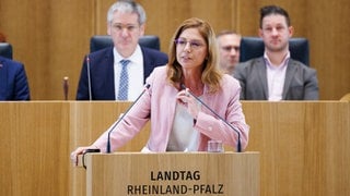 Sabine Bätzing-Lichtenthäler, SPD-Fraktionsvorsitzende im Landtag, spricht in der Sitzung des rheinland-pfälzischen Landtags. Thema ist der Doppelhaushalt 20252026. 