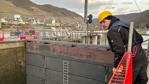 Ein Mitarbeiter des Wasser- und Schifffahrtsamtes beobachtet eine Notschleusung nach der Havarie in der Mosel-Schleuse in Müden