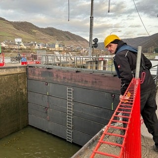 Ein Mitarbeiter des Wasser- und Schifffahrtsamtes beobachtet eine Notschleusung nach der Havarie in der Mosel-Schleuse in Müden