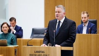 Landtagsdebatte über den Doppelhaushalt 20252026. Der Chef der rheinland-pfälzischen CDU-Fraktion, Gordon Schnieder, kritisiert den Etat der Ampel-Koalition als mutlos.