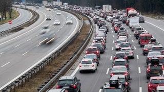 Auf einer Autobahn staut sich der Verkehr in einer Richtung auf drei Spuren - zum Beginn der Weihnachtsferien in RLP wird viel Verkehr erwartet