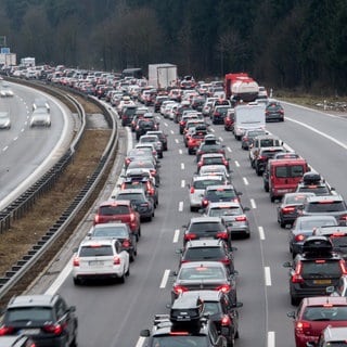 Auf einer Autobahn staut sich der Verkehr in einer Richtung auf drei Spuren - zum Beginn der Weihnachtsferien in RLP wird viel Verkehr erwartet