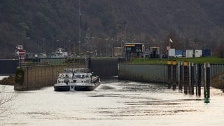 Ein Frachtschiff fährt auf der Mosel in die Schleuse Lehmen ein (Archivbild). Nach dem Schleusenunfall wird deutlich, dass der Ausbau der Moselschleusen dringend nötig ist. Aber warum dauert das so lange?