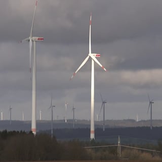 Windräder in der Landschaft