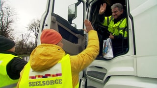 Lkw-Fahrer haben vor Weihnachten bei einer gemeinnützigen Aktion an einem Rastplatz Geschenke erhalten.