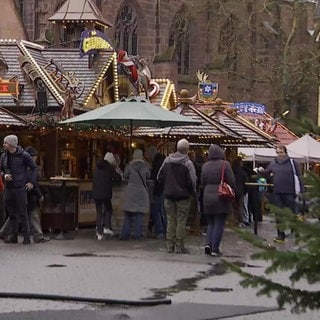 Weihnachtsmarkt mit Besuchern