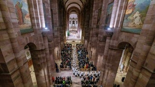 Dom in Speyer an Weihnachten. Die katholischen Bischöfe in Rheinland-Pfalz sehen in Jesus den Stifter von Frieden und Gewaltlosigkeit. (Archivbild)