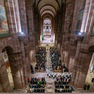 Dom in Speyer an Weihnachten. Die katholischen Bischöfe in Rheinland-Pfalz sehen in Jesus den Stifter von Frieden und Gewaltlosigkeit. (Archivbild)