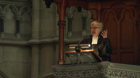 Dorothee Wüst, Präsidentin der evangelischen Kirche der Pfalz, spricht bei ihrer Predigt in der Gedächtniskirche in Speyer am 1. Weihnachtsfeiertag, von der Kanzel.