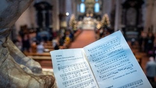 Musikblatt von "Gloria in excelsis deo" in einer Kirche zu Weihnachten