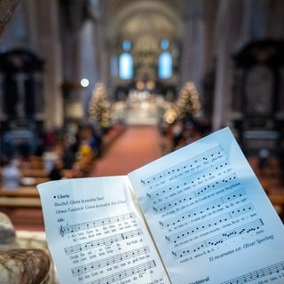 Musikblatt von "Gloria in excelsis deo" in einer Kirche zu Weihnachten