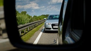 Symbolbild | Drei Autos haben auf der A643 bei Mainz erst eine Frau eingekesselt, dann bremsten sie den gesamten Verkehr aus.