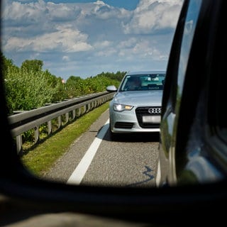 Symbolbild | Drei Autos haben auf der A643 bei Mainz erst eine Frau eingekesselt, dann bremsten sie den gesamten Verkehr aus.