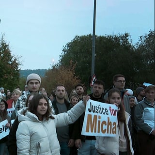 Jahresrückblick September und Oktober: Protest vor der US-Airbase Spangdahlem nach dem umstrittenen Freispruch für einen US-Soldaten im Mordfall "Säubrennerkirmes" 