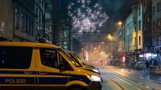 In vielen Städten auch in Rheinland-Pfalz steht die Polizei an Silvester bereit, um notfalls einzugreifen (Symbolbild).