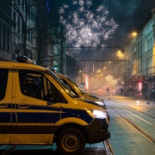 In vielen Städten auch in Rheinland-Pfalz steht die Polizei an Silvester bereit, um notfalls einzugreifen (Symbolbild).