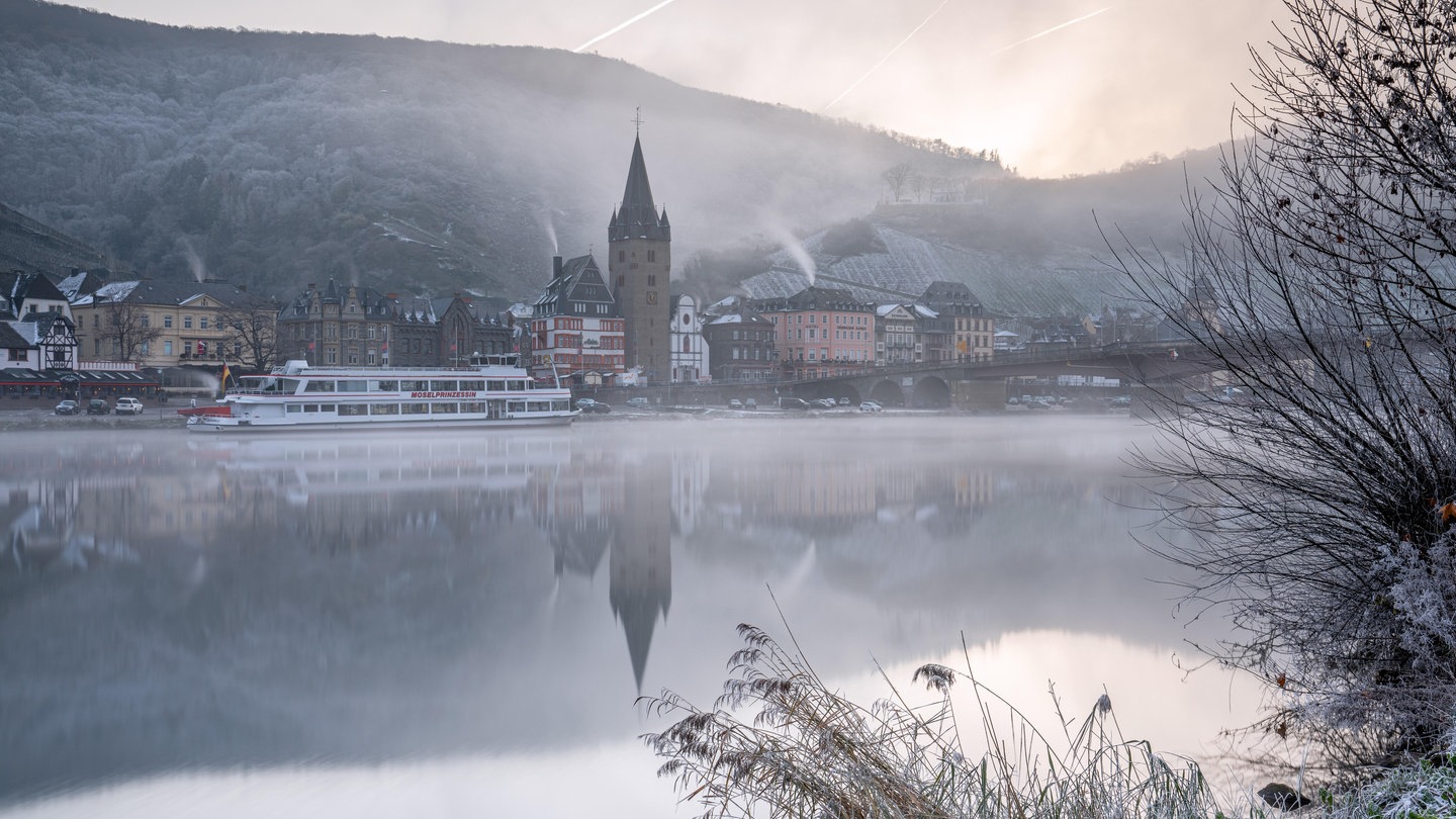 Ein Panoramabild von Bernkastel an einem kalten und nebligen Wintertag.