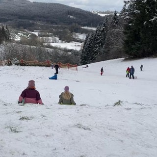 Schlitten fahren in den Bergen