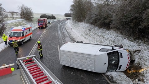 Ein ugekippter Kleintransporter auf der B41 bei Waldböckelheim