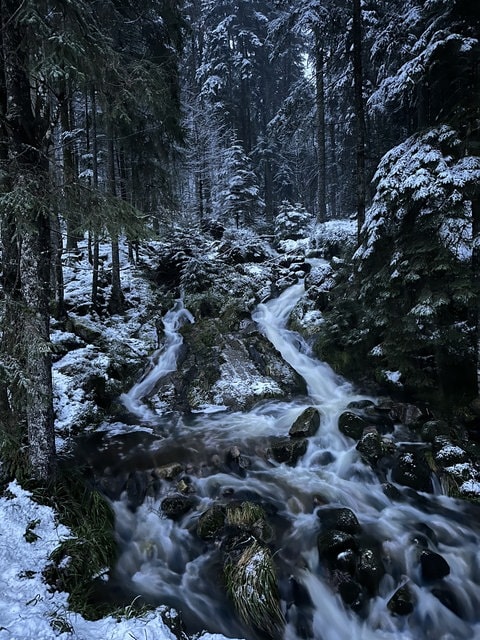 Wasserfall nach Neuschnee