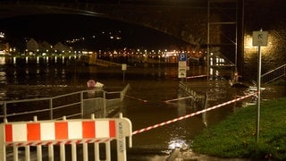 Schneeschmelze und starker Regen haben zu einem leichten Hochwasser an der Mosel geführt. Die Uferanlagen in Cochem sind überflutet.