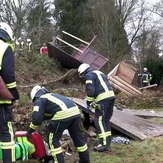 Feuerwehrmänner bei einer vom Sturm verwüsteten Bushaltestelle