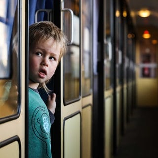 Für Familien mit zwei Kindern, die älter als 6 Jahre sind, ist es günstiger mit dem eigenen Auto zu fahren als mit dem Deutschlandticket.