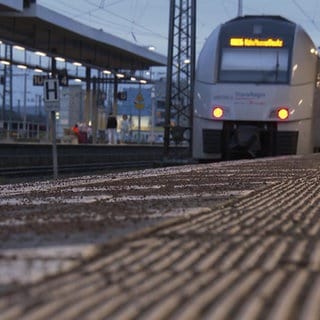 Ein Zug fährt aus einem Bahnhof