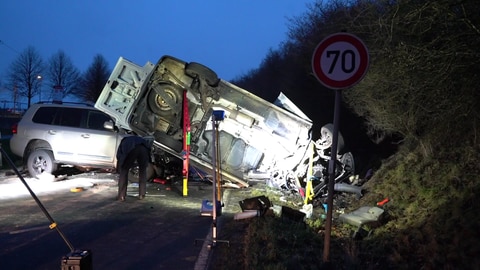 Ein überschlagener Van im Straßengraben. Hier starb ein 19-jähriger bei einem tödlichen Verkehrsunfall bei Anhausen.