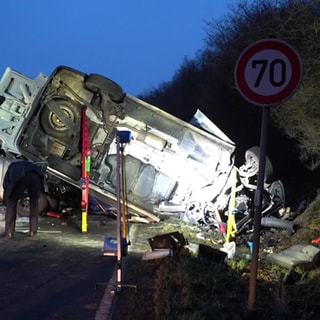 Ein überschlagener Van im Straßengraben. Hier starb ein 19-jähriger bei einem tödlichen Verkehrsunfall bei Anhausen.