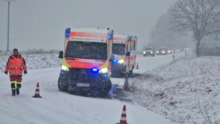 Auf schneeglatten Straßen im Norden von Rheinland-Pfalz kam es zu vielen Unfällen. 