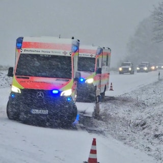 Auf schneeglatten Straßen im Norden von Rheinland-Pfalz kam es zu vielen Unfällen. 