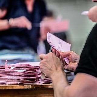 Die vorgezogene Bundestagswahl fordert schnelle Organisation von den Kommunen in Rheinland-Pfalz. An Wahlhelfern und Wahllokalen mangelt es größtenteils nicht, obwohl die Bundestagswahl mit Fastnacht kollidiert.