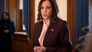 US-Vizepräsidentin Kamala Harris vor einer Gruppe Reportern. Sie hat einen geplanten Besuch auf dem US-Militärstützpunkt Spangdahlem wegen der Waldbrände in LA abgesagt.