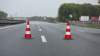 Sujetbild: Eine Autobahn ist durch eine Pylone abgesperrt | Auf der A61 bei Rheinböllen ist ein Lkw in einer Baustelle umgekippt und blockiert den Verkehr in Richtung Süden