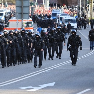 Polizeieninsatz rund um das Stadion beim DFB-Pokal-Spiel 1. FC Saarbrücken gegen 1. FC Kaiserslautern