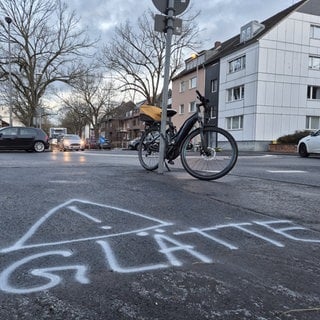 Eisglatte Straßen sorgen in RLP am Morgen für Verkehrsprobleme.