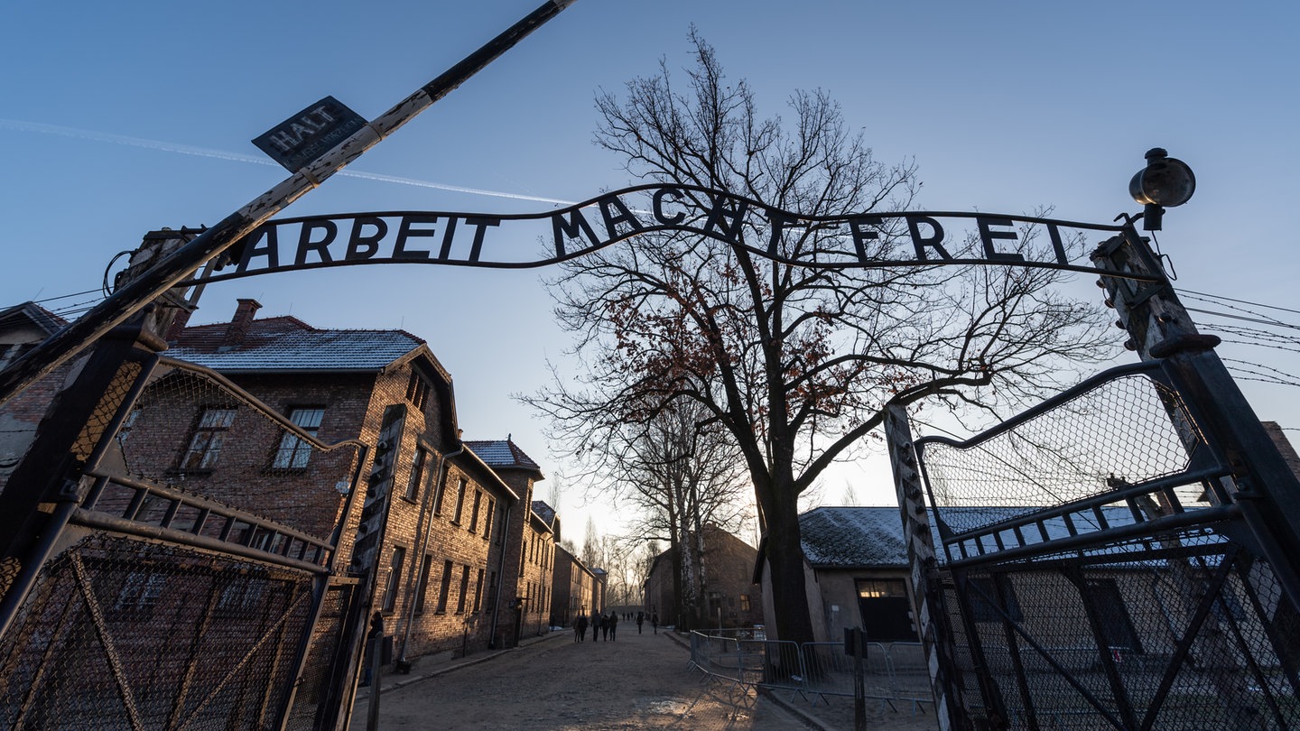 Blick auf das Eingangstor des ehemaligen deutschen Konzentrationslagers Auschwitz. Der rheinland-pfälzische Landtag erinnert anlässlich des 80. Jahrestags der Befreiung von Auschwitz an die Opfer des Nationalsozialismus.